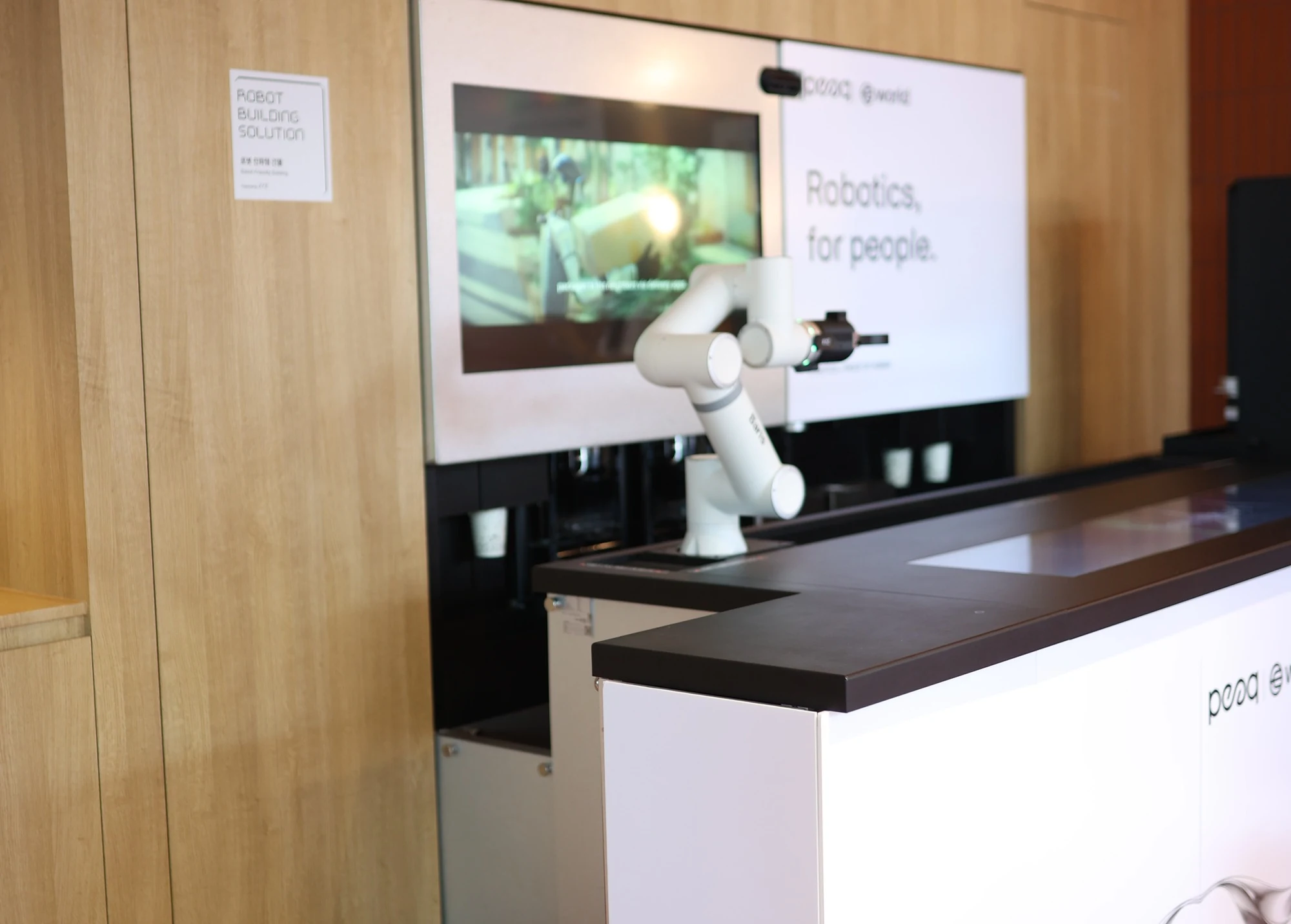 World × peaq — Robotics screen and display counter, KBW 2026
